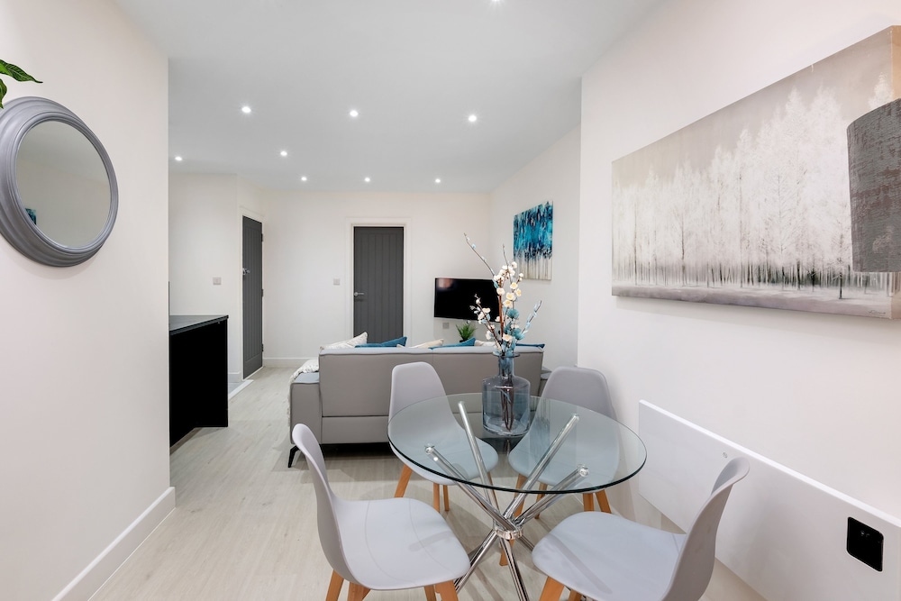 Newly Converted 2BDR 1BA APT in Hounslow