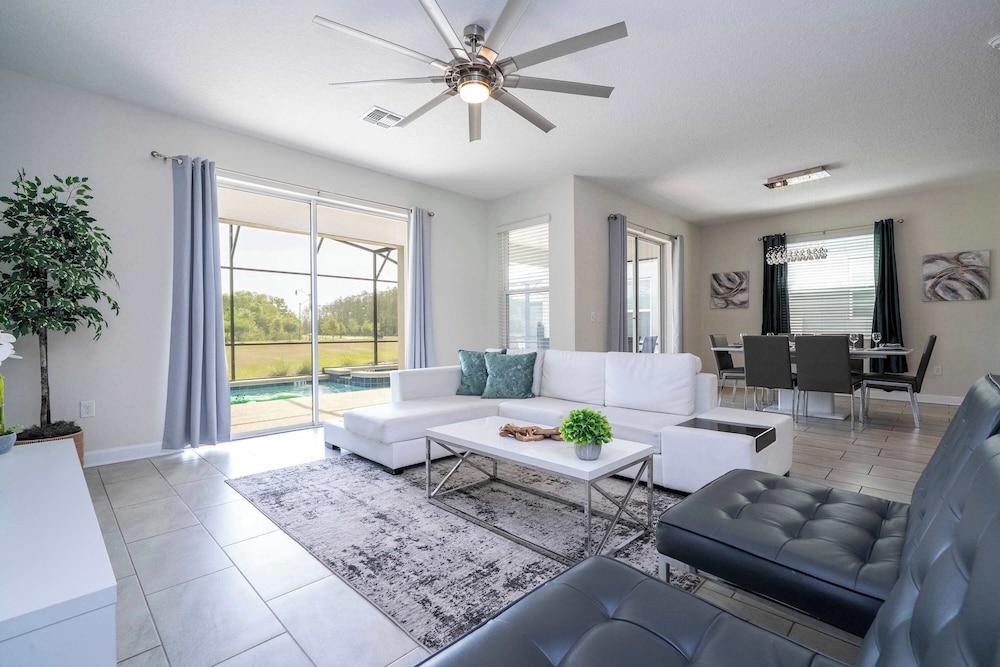 Stunning Game Room & Pool Jacuzzi Storey Lake 2799