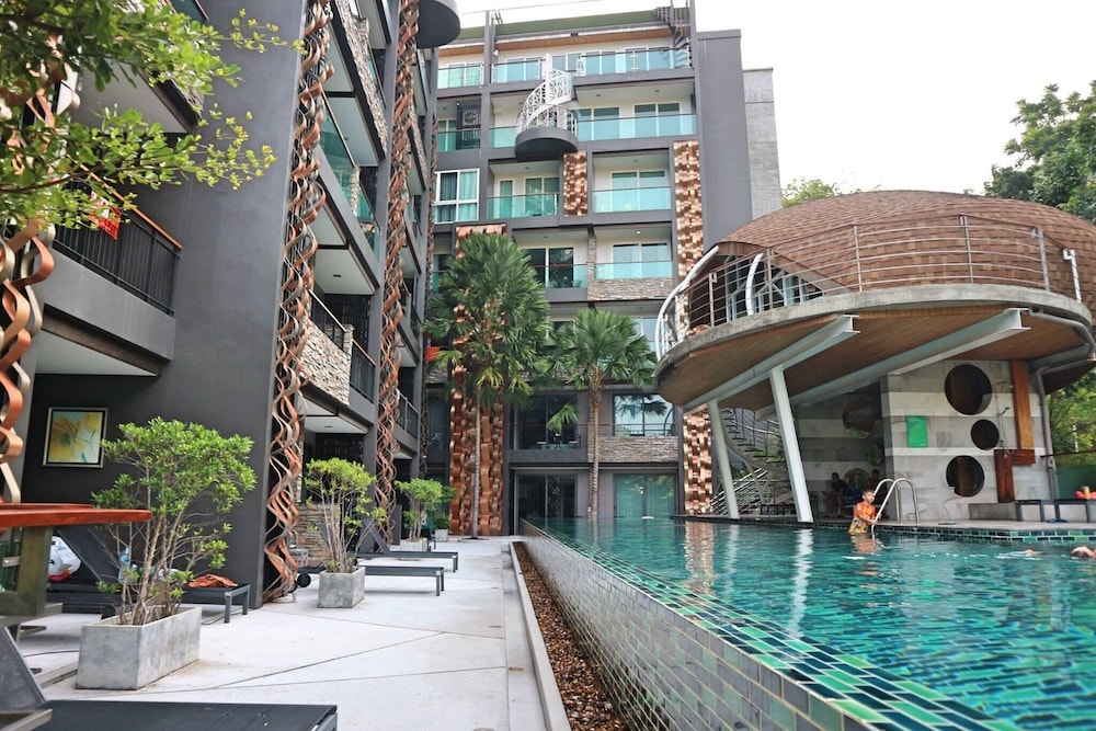 Emerald 215 - Studio With Balcony and Shared Pool