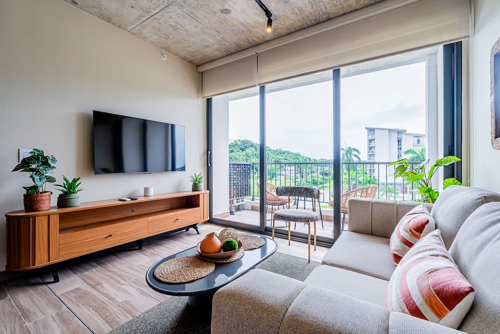 w Modern 2BR w Great Deco in Centriqo