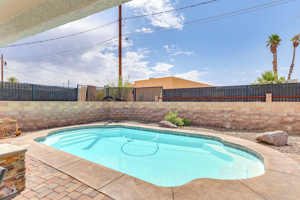 Poolside Relaxation: Group-friendly Home in Havasu
