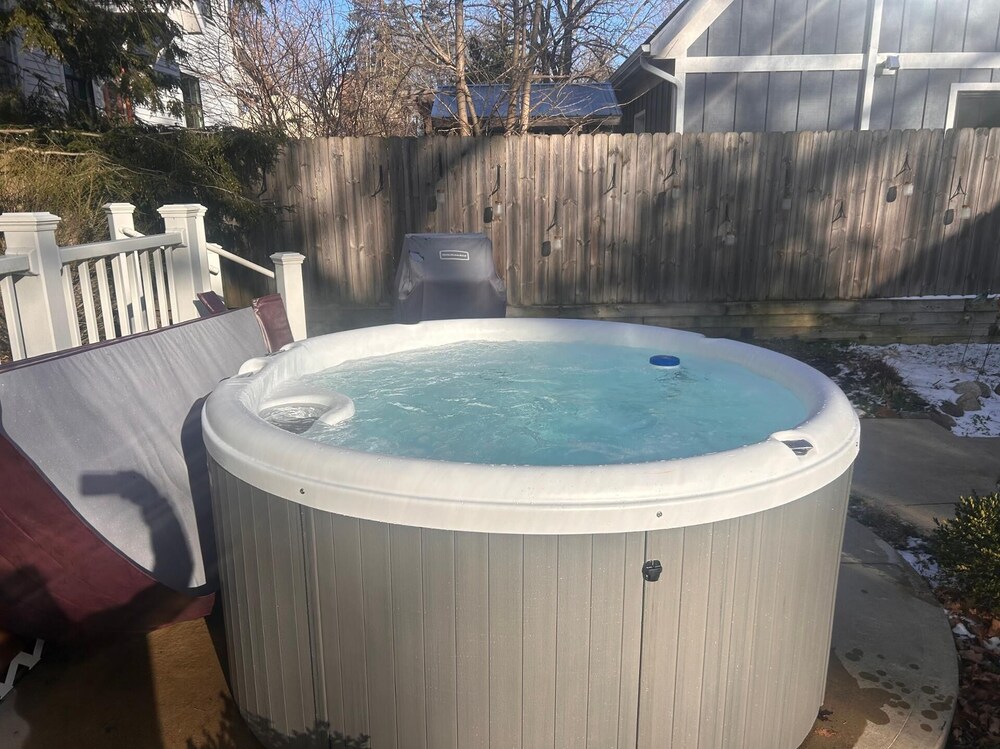 The Sharlene-hot tub Fenced Yard Steps to Douglas