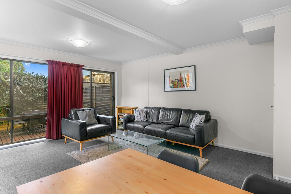 2-bed Townhouse Retreat in Sandy Bay With Parking