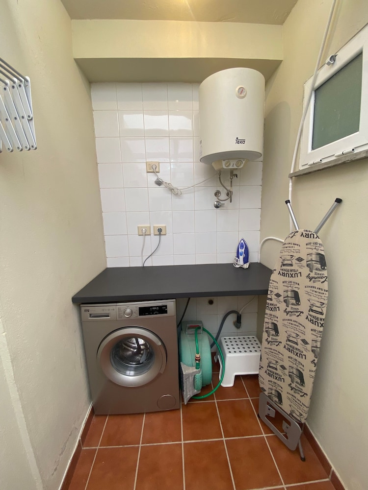 New Renovated Family Home Above Swimming Pool!
