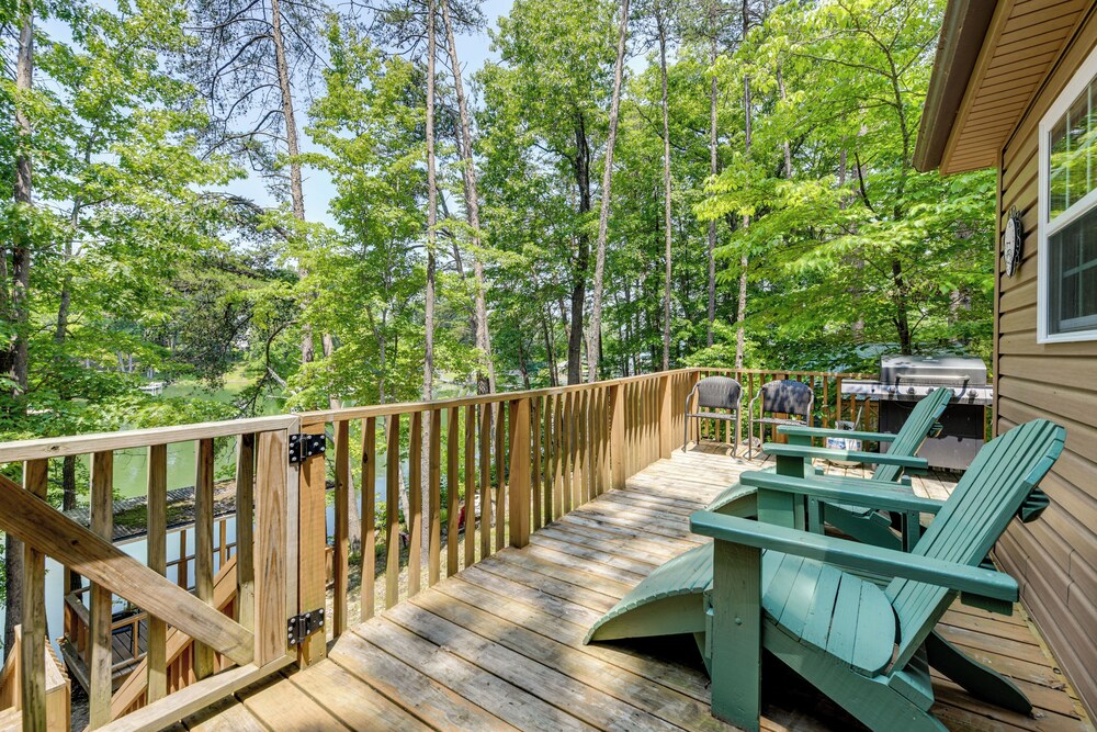 Boat Dock: Family-friendly Douglas Lake Home!