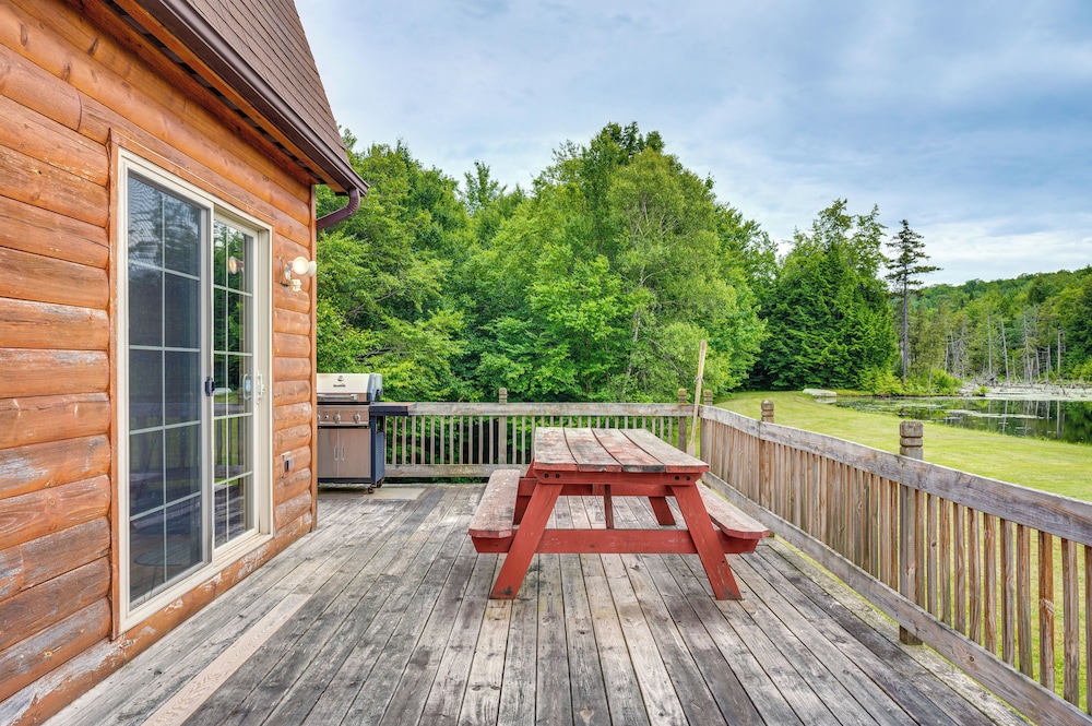 5 Mi to Jay Peak Resort: Cabin w/ Pond Access!