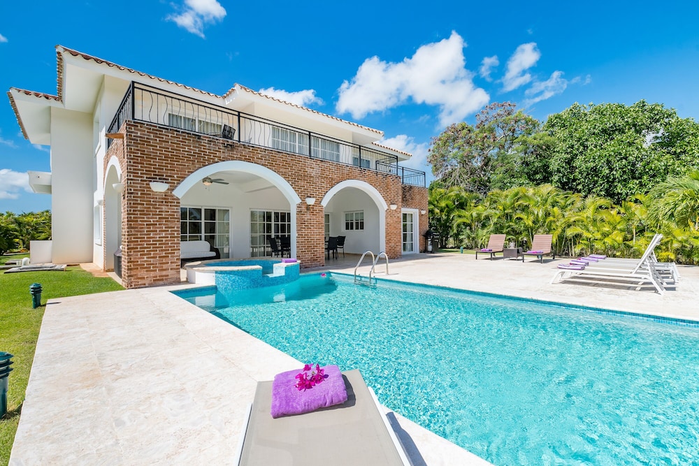 Beautiful 5-BDR 2 levels villa for rent