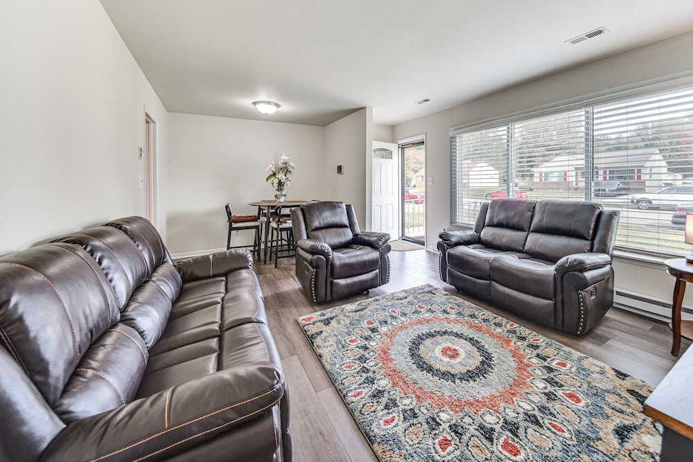 3 Mi to Huntington Beach: Hampton Family Home!