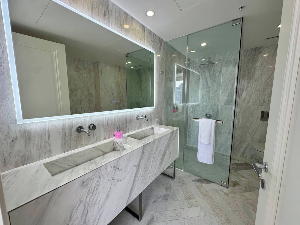 Luxury apt in Panama City 2 Rooms 3 Baths & Office
