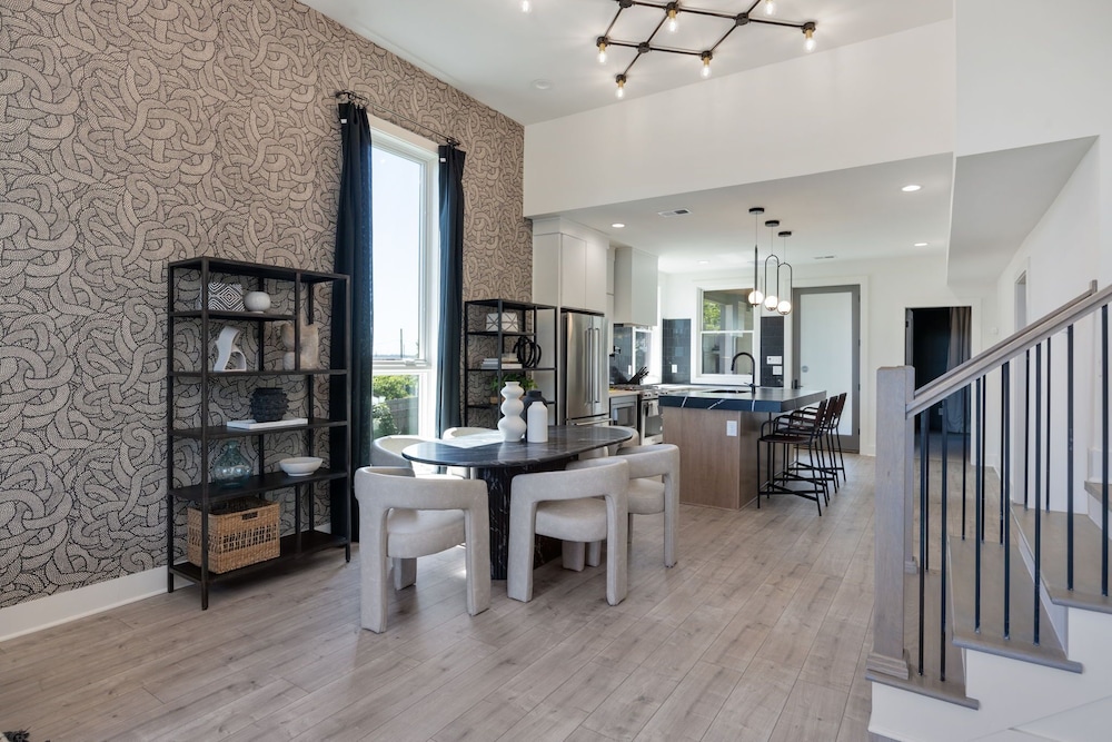 Elevate - Modern Luxury - Stunning City Views