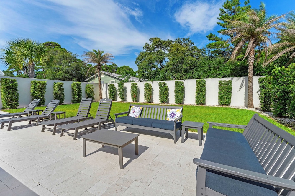 Walk to Beach + Pool, Hot Tub & Game Room 30A Ohana Grande by Avantstay