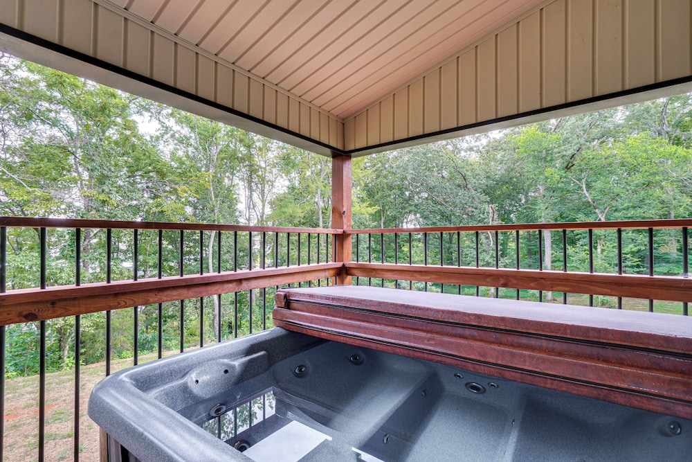 Private Hot Tub: Serene Family Home in Sevierville