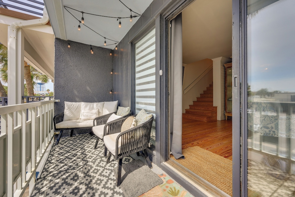 Steps to Sand: Townhome w/ Balcony in Jax Beach!