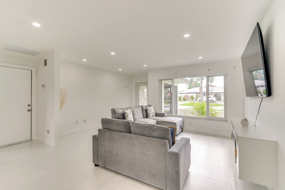 Swim, Golf & Explore: Pet-friendly Cape Coral Home