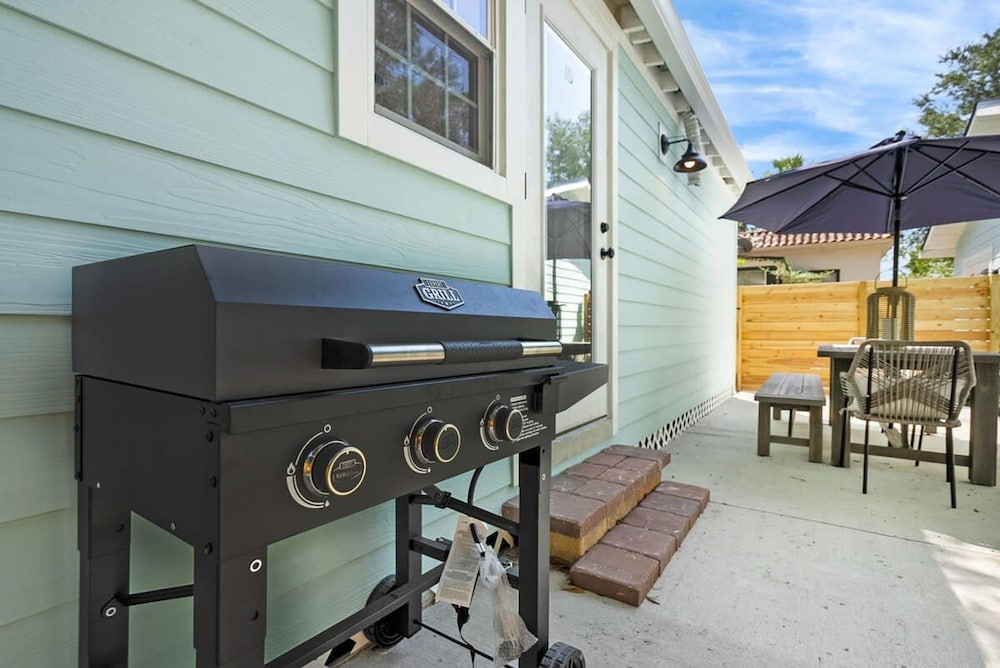 Newly Renovated Whimsical Cottage 2 Beds Hot Tub