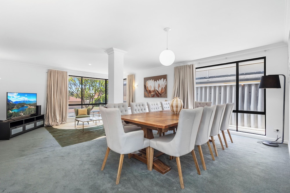 The Monaco Mansion Dianella - Sepal Stay