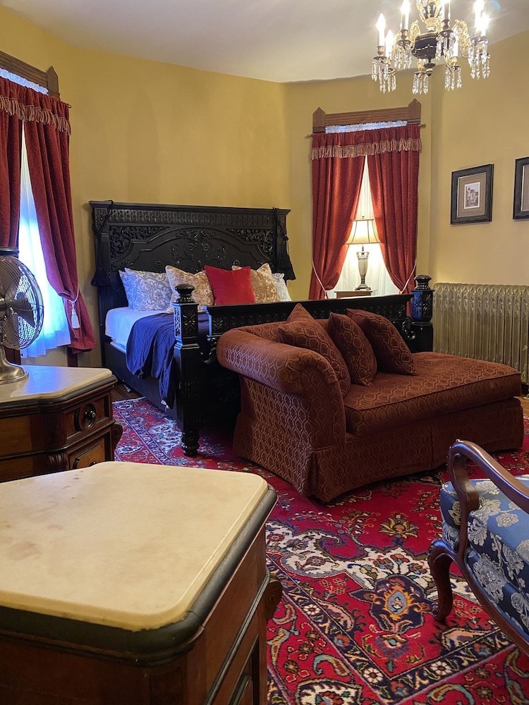 Vineyard Mansion & Carriage House Bed & Breakfast