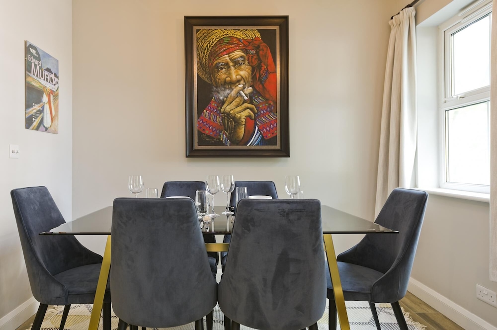 Stylish two Bedroom Apartment Near Tower Bridge by Underthedoormat