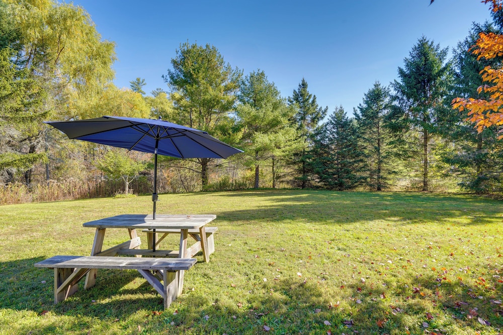 1 Mi to Dtwn: Cottage w/ Large Yard in Stockbridge