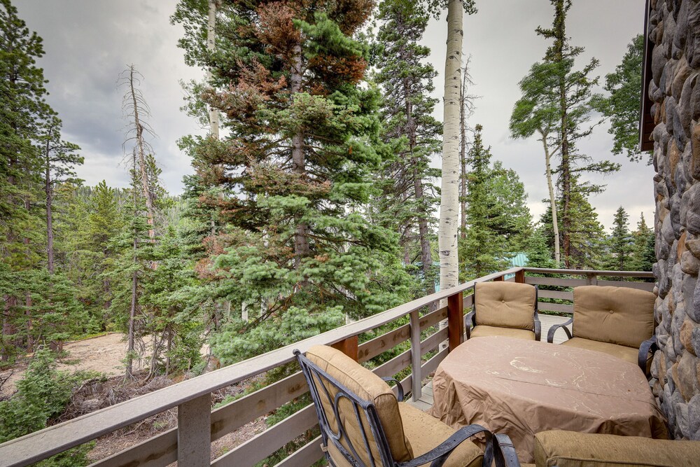 Beaver Vacations - Cozy Cabin w/ Deck  Fireplace in Beaver! - Property Image 5