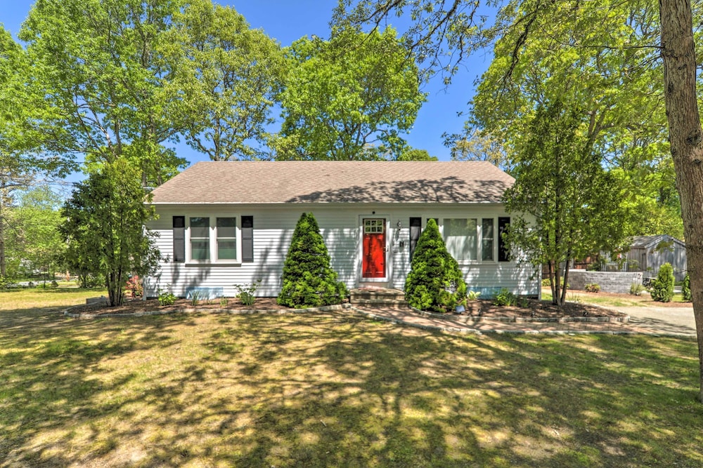 Cape Cod Escape ~ 2 Mi To Beaches & Dining! view 3