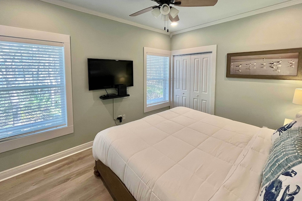 Santa Rosa Home w/ Pool Access - Half Mi to Beach! view 5