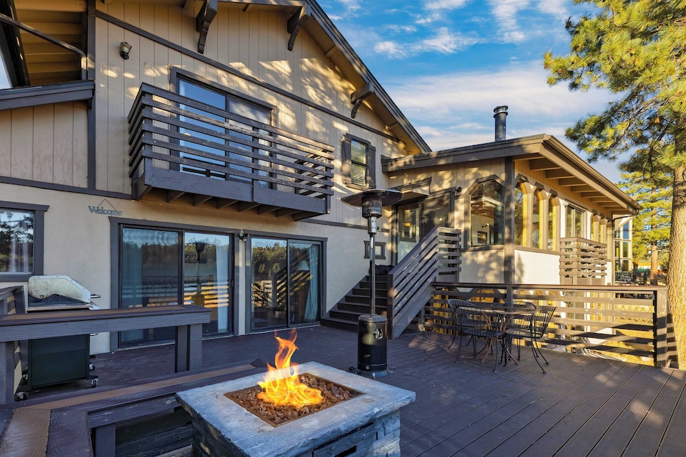Viewtopia by Avantstay Lakefront Views + Hot Tub