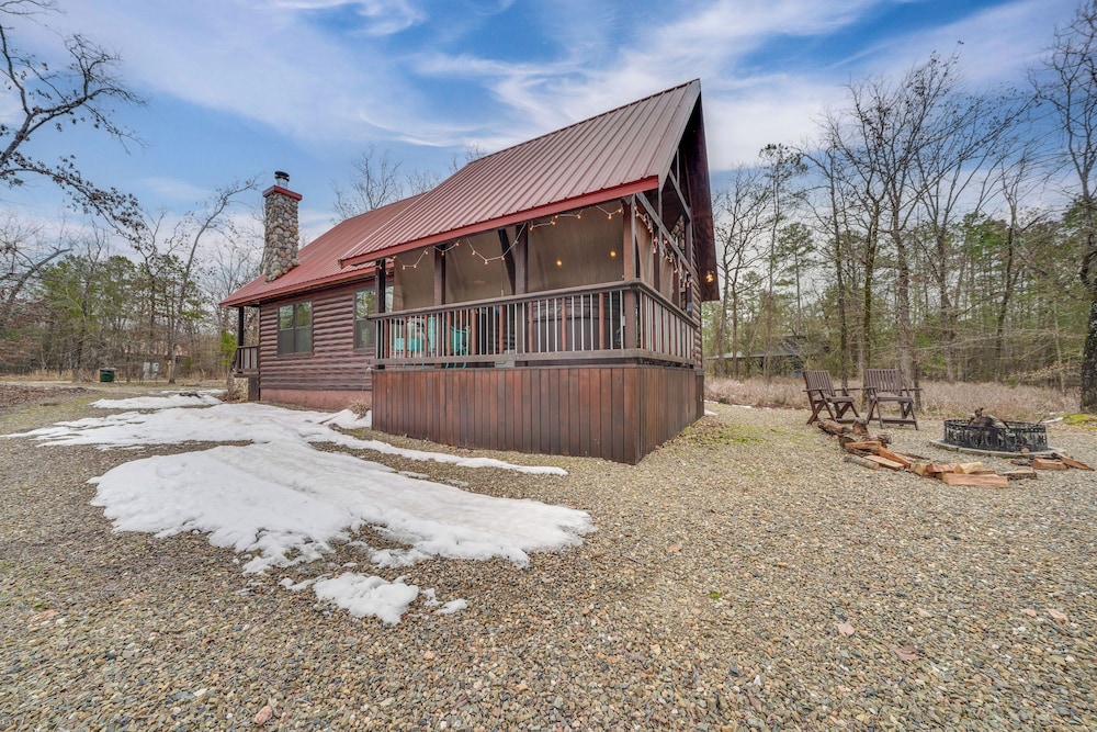 Hot Tub + Fire Pit: Broken Bow 'honeymoon Cabin'