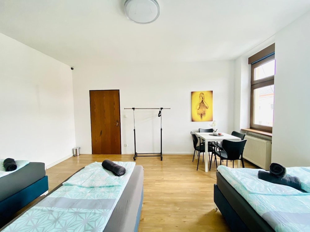 Spacious 4BR for 15 & 15 Min to Danube