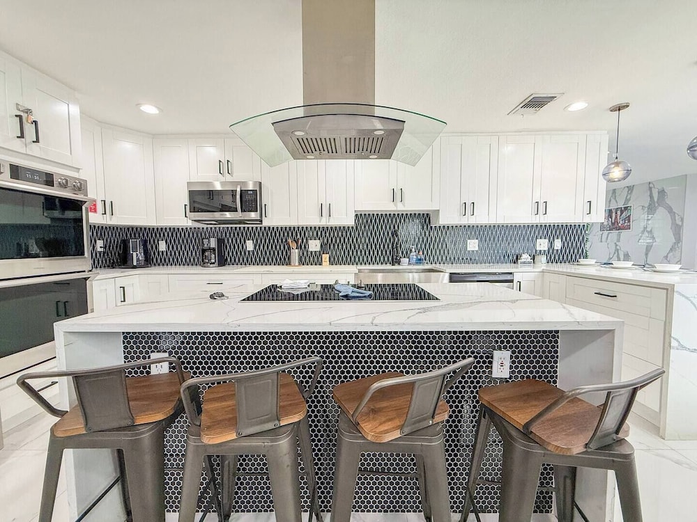 Modern Escape Chef s Kitchen Private Yard