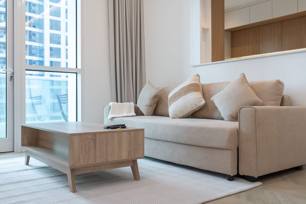 A Fabulous 1 Bedroom Apartment in Marina Pinnacle