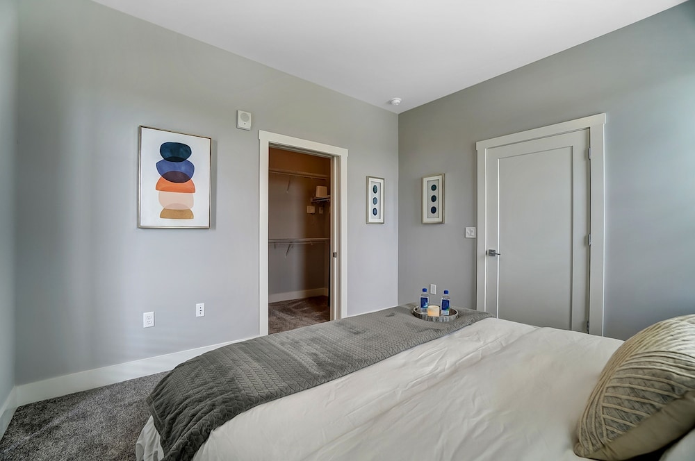 Opulent Corner 2BR Near OSU w Garage Parking