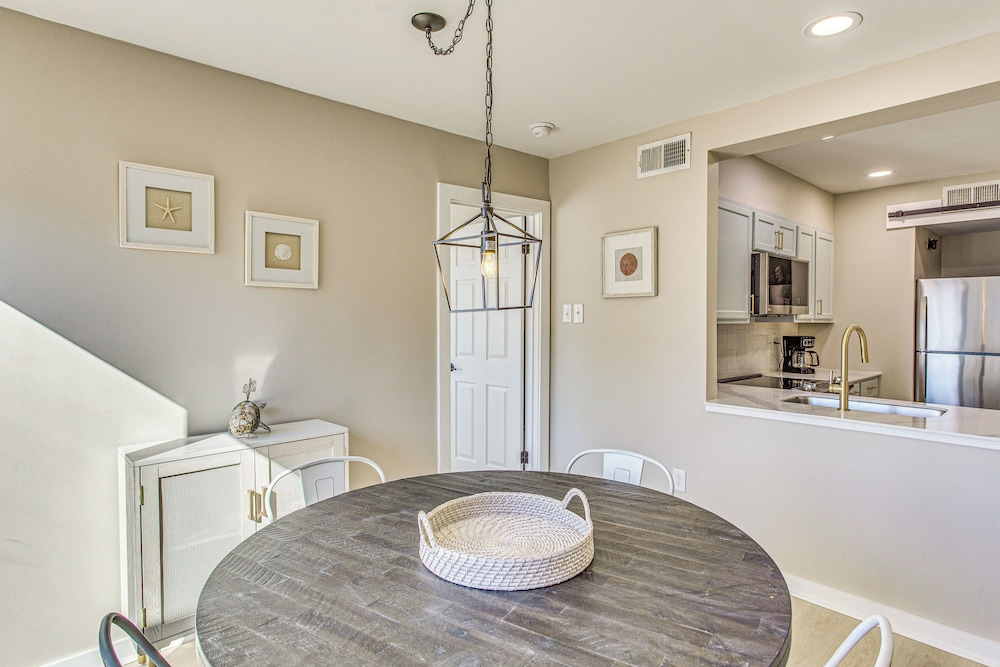 Walk to Ocean: Pool-view Condo in Myrtle Beach!