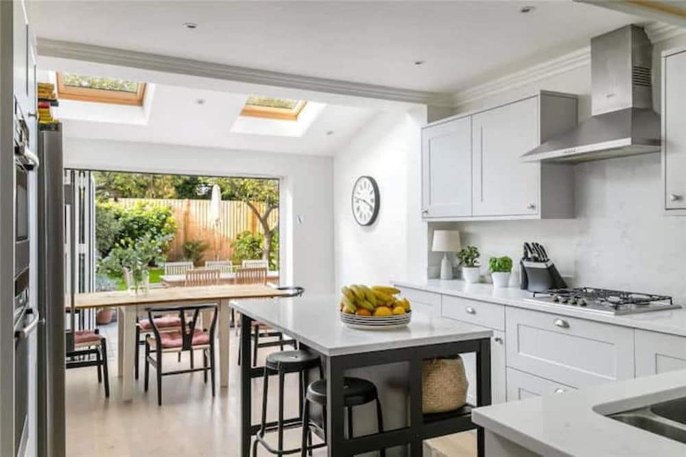 Large and Modern 3 Bedroom Family Home in Earlsfield