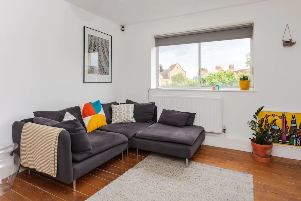 Relaxing 2 Bedroom Top Floor Apartment in Bethnal Green