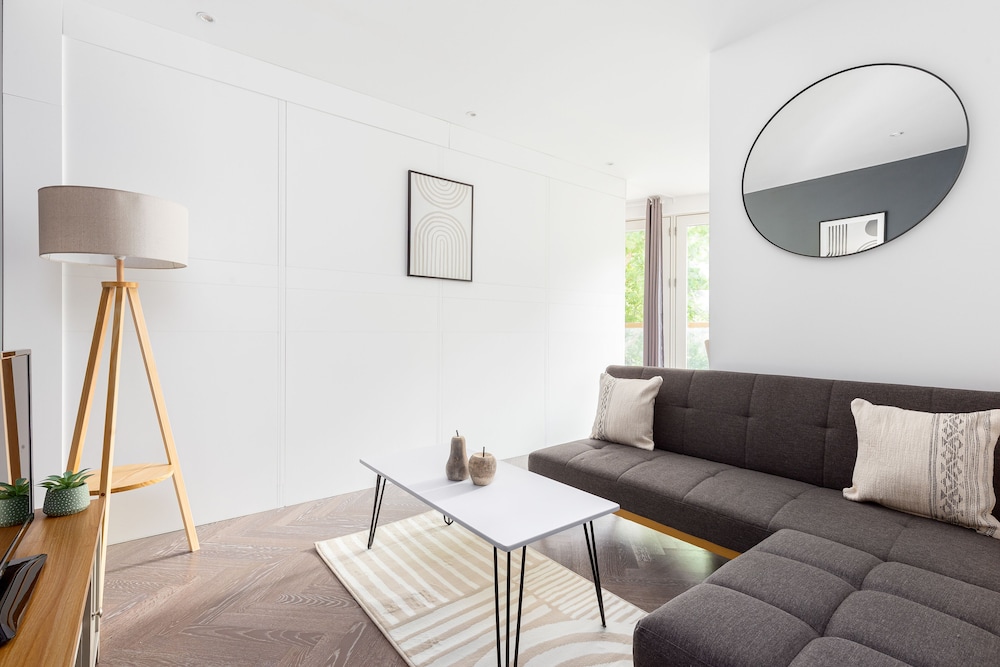Luminous 2 Bed Balcony Flat in Islington
