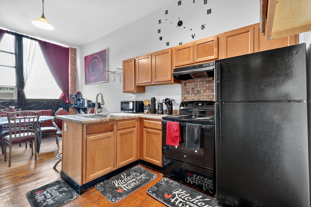 Beautiful 'rose Themed' Loft Near Downtown Detroit 1 Bedroom Apts