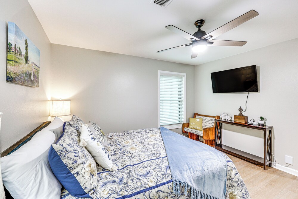 Walk to Lake Desoto: Hot Springs Village Retreat!
