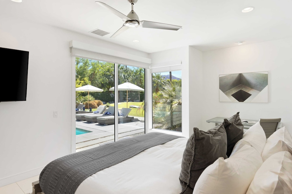 Sleeps 40 3 Luxe Villas Next to Empire Polo Club Putting Green & Pickleball