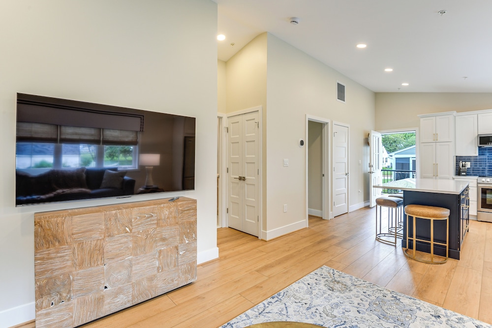 1 Block to Usna Stadium: Modern Annapolis Home!