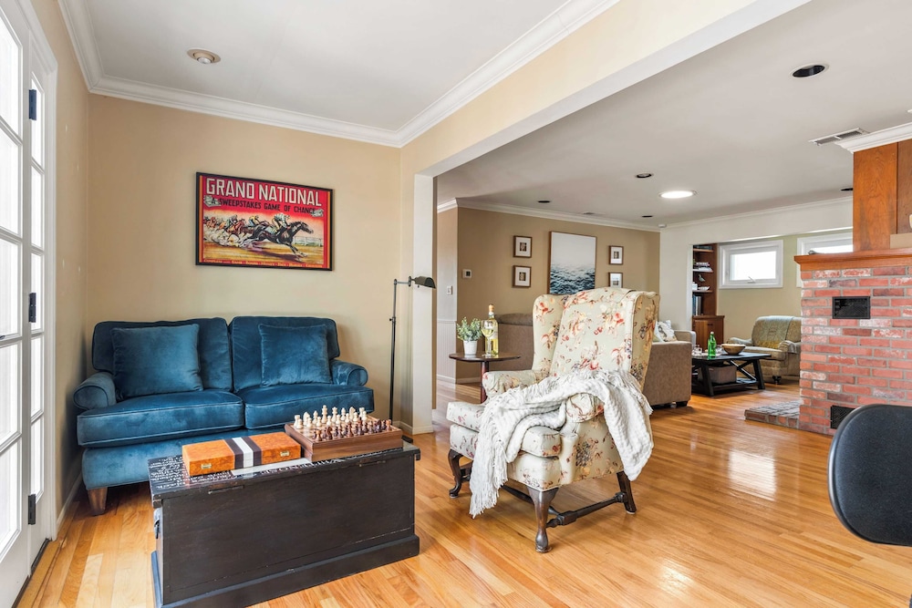 Point Loma Home w/ Putting Green, Firepit + Game Room & Beach Access Zola Street by Avantstay