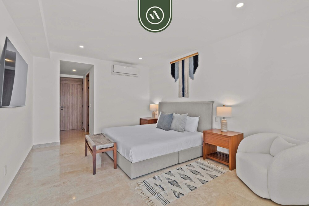 New Oceanfront 2 BR Condo - Gym - Beach - Pool