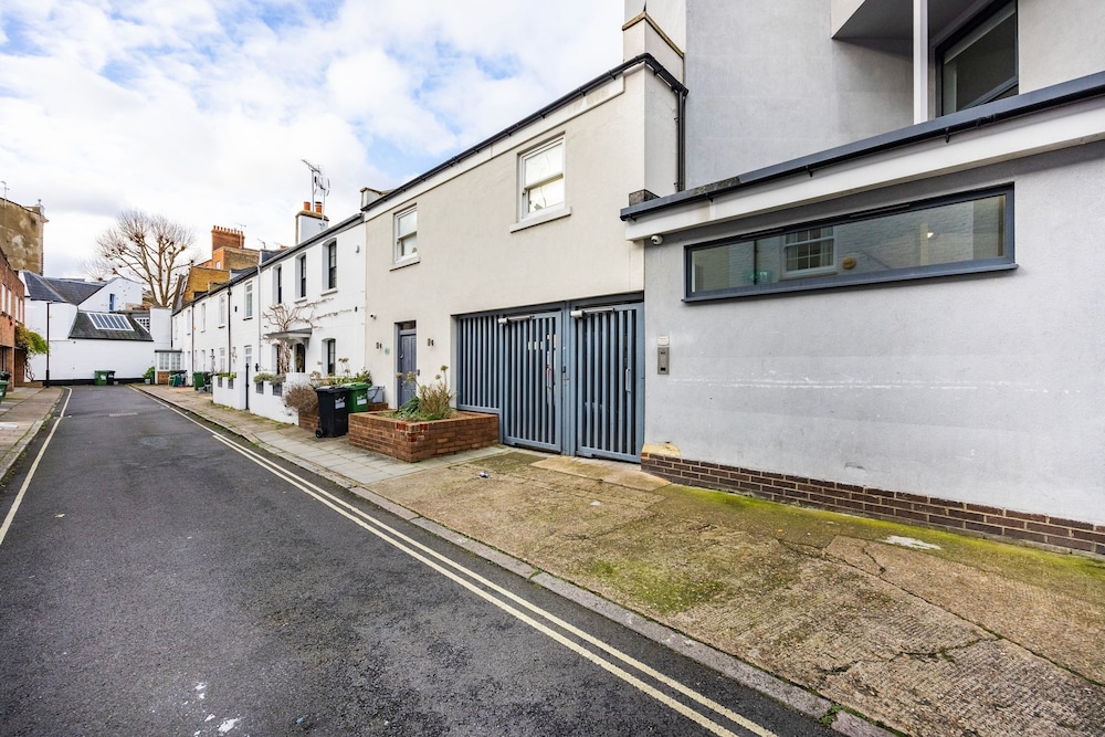 2 Bed 2 Bath Deluxe Flat in Kensington