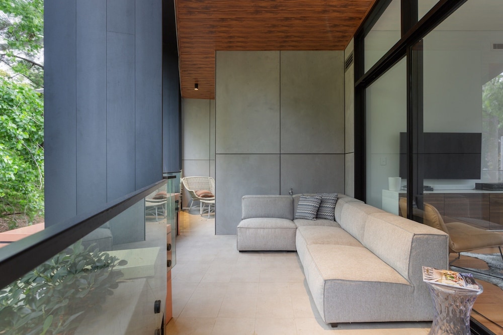 Stylish 2-bed Apartment With BBQ Patio Near Beach