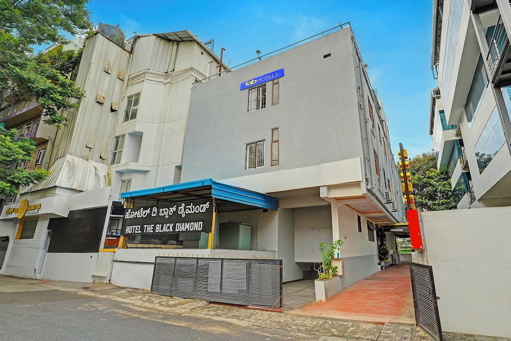 Fabhotel The Black Diamond