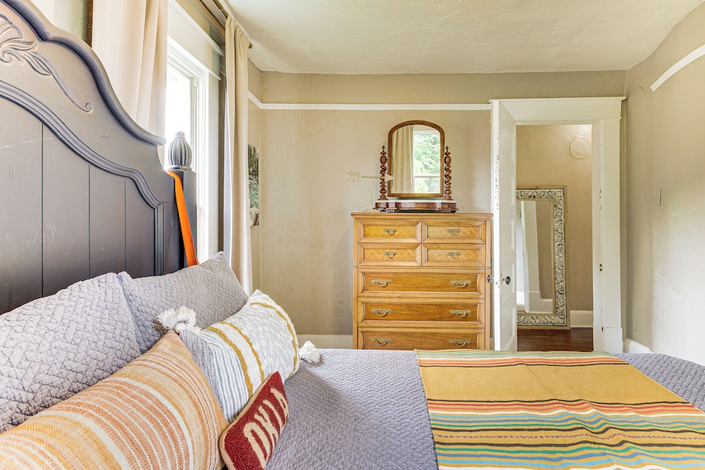 Walk to Downtown: Historic Guthrie Home on Mansur