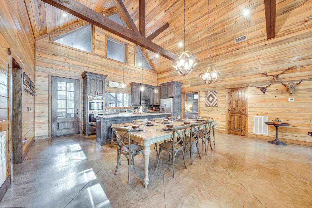 Hot Tub & Game Room: Spacious Cabin in Broken Bow!