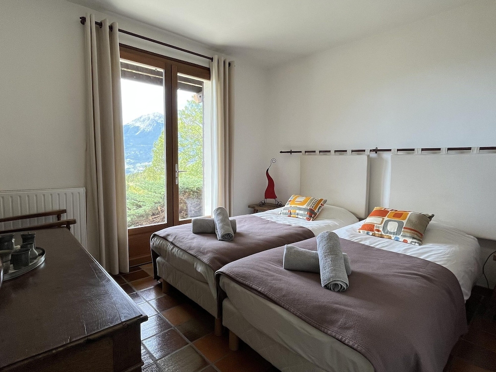 Holiday Home With Sauna, Saint-sauveur
