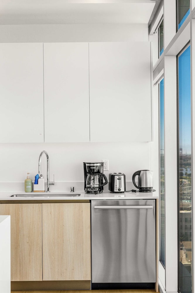 @marbella Lane - Chic 2BR Penthouse w/ Ocean Views