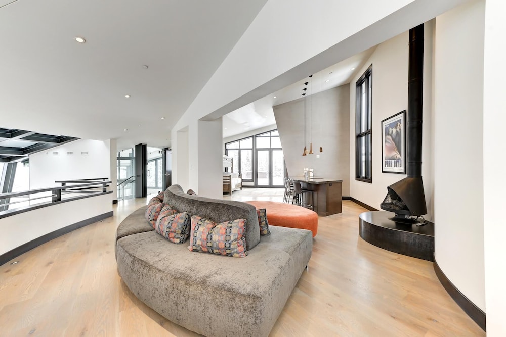 KBM Resorts Walk to Slopes, Sports Court, Private Home Theater, Sleeps 17, Outdoor Hot Tub Pco-184m
